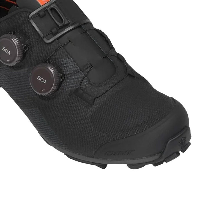 Cyklistické tretry pro MTB a gravel s karbonovou podrážkou DMT KM0 EVO