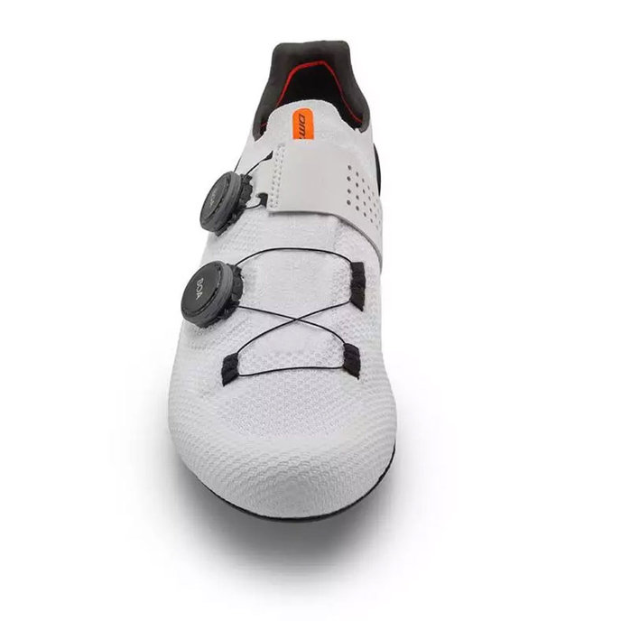 Silniční cyklistické tretry s karbonovou podrážkou a systémem BOA DMT SH10