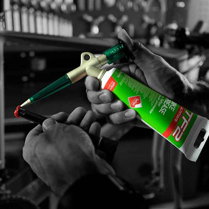 Plnící pistole + TF2 mazací tuk 125 ml